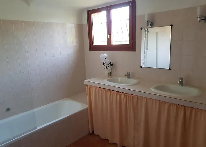 La Marine Piscine Chauffee Avec Piscine 5 Mn A Pied De La Solaro